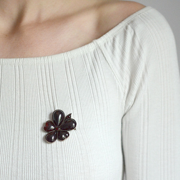 Late Victorian 10kt Garnet Cabochon Flower/Clover Pin